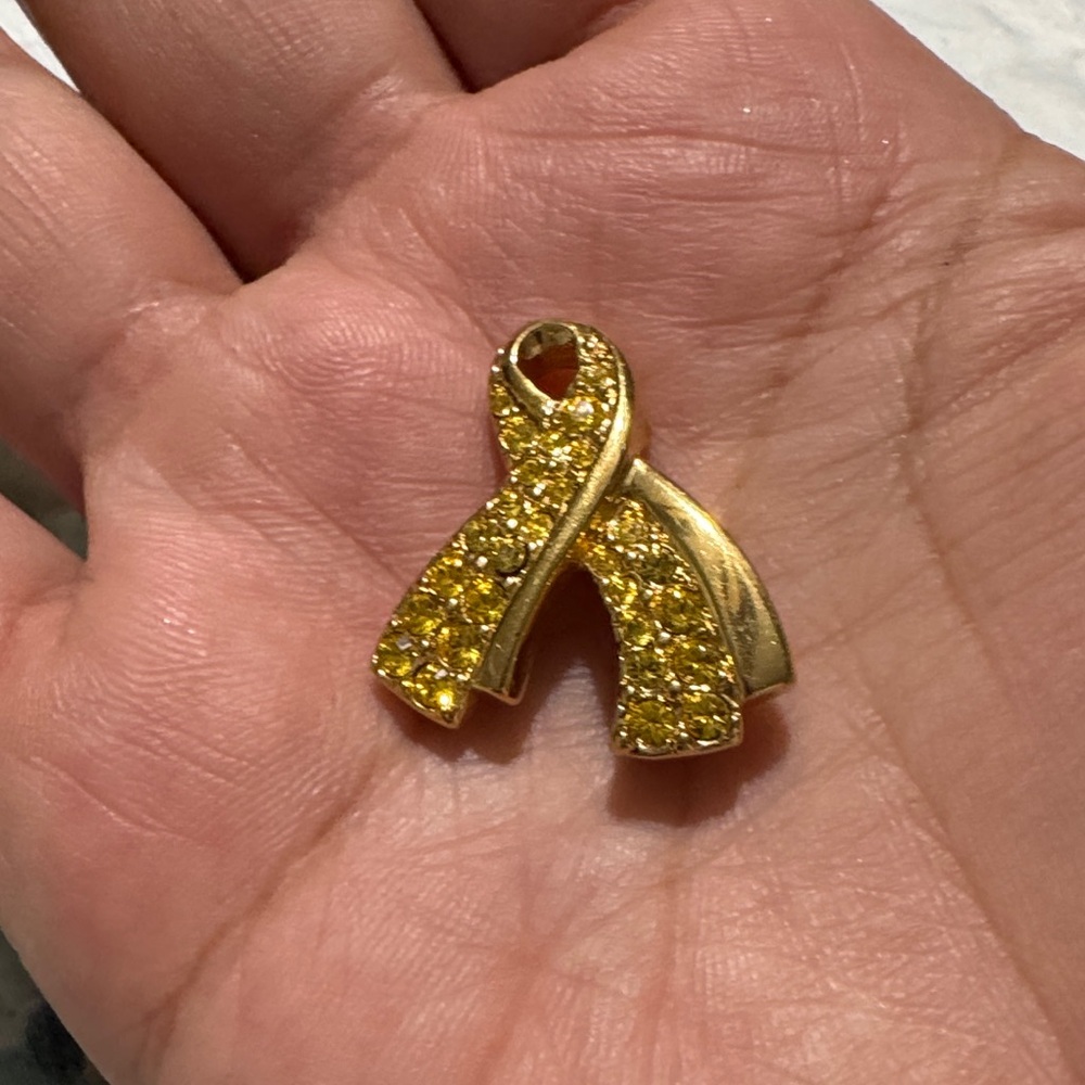 Elegant Gold Ribbon Brooch